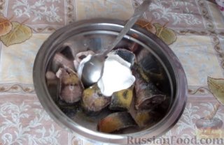 Фото приготовления рецепта: Рыба красноглазка в сметане - шаг №4